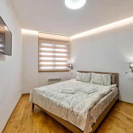 Lena Sa Dve Spavace Sobe